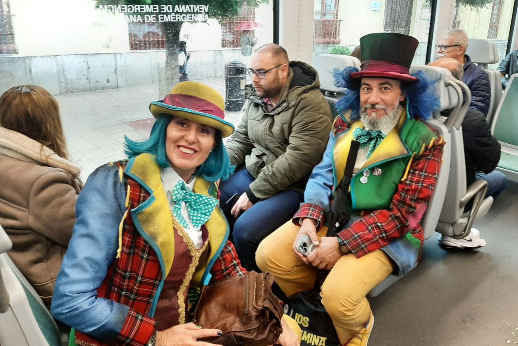 Usuarios en el interior de un tren del Trambahía en Carnaval