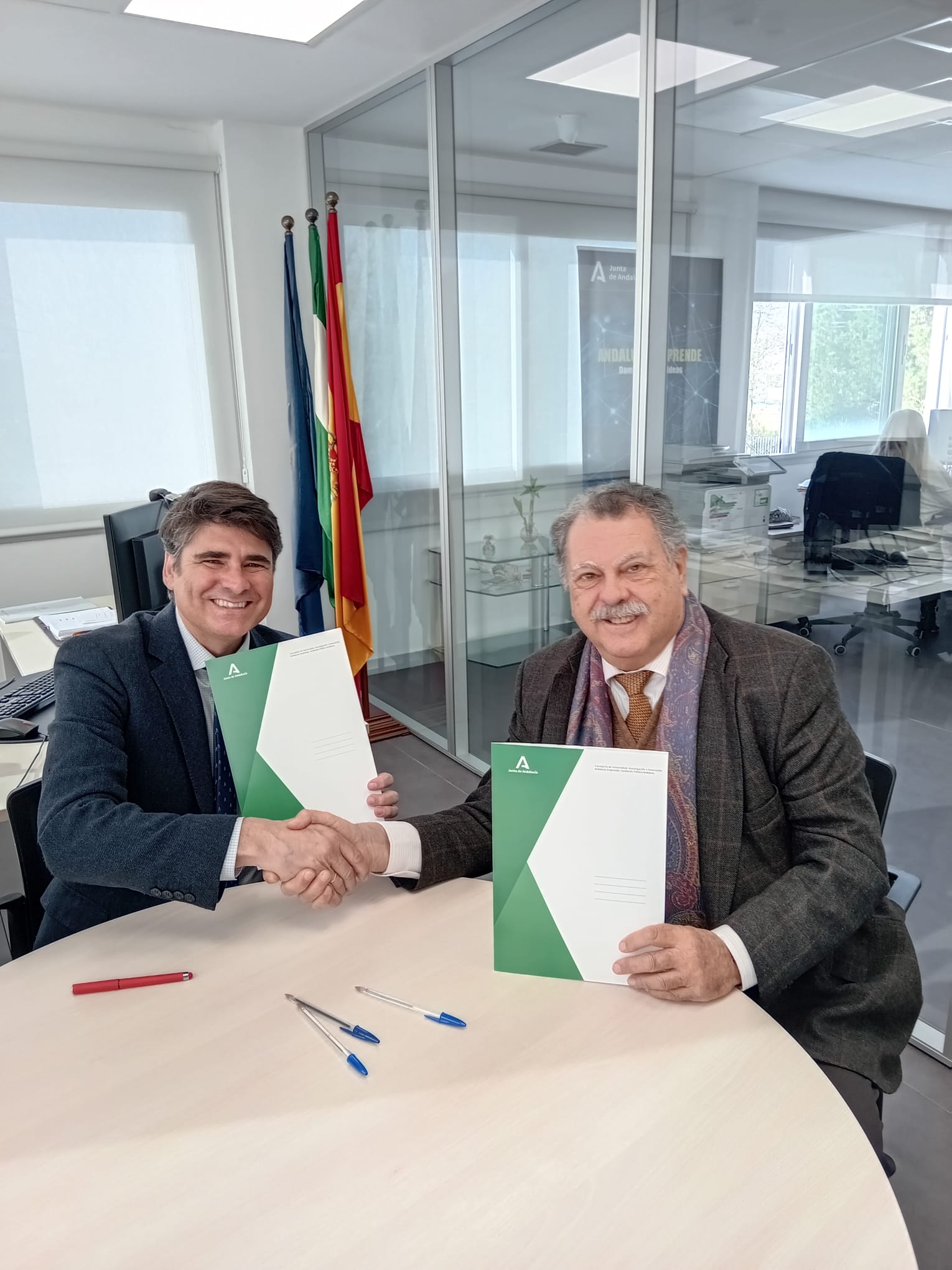 Daniel Escacena durante la firma del convenio con Vintally