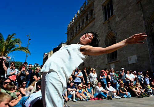 Espectáculo de danza representado en la calle