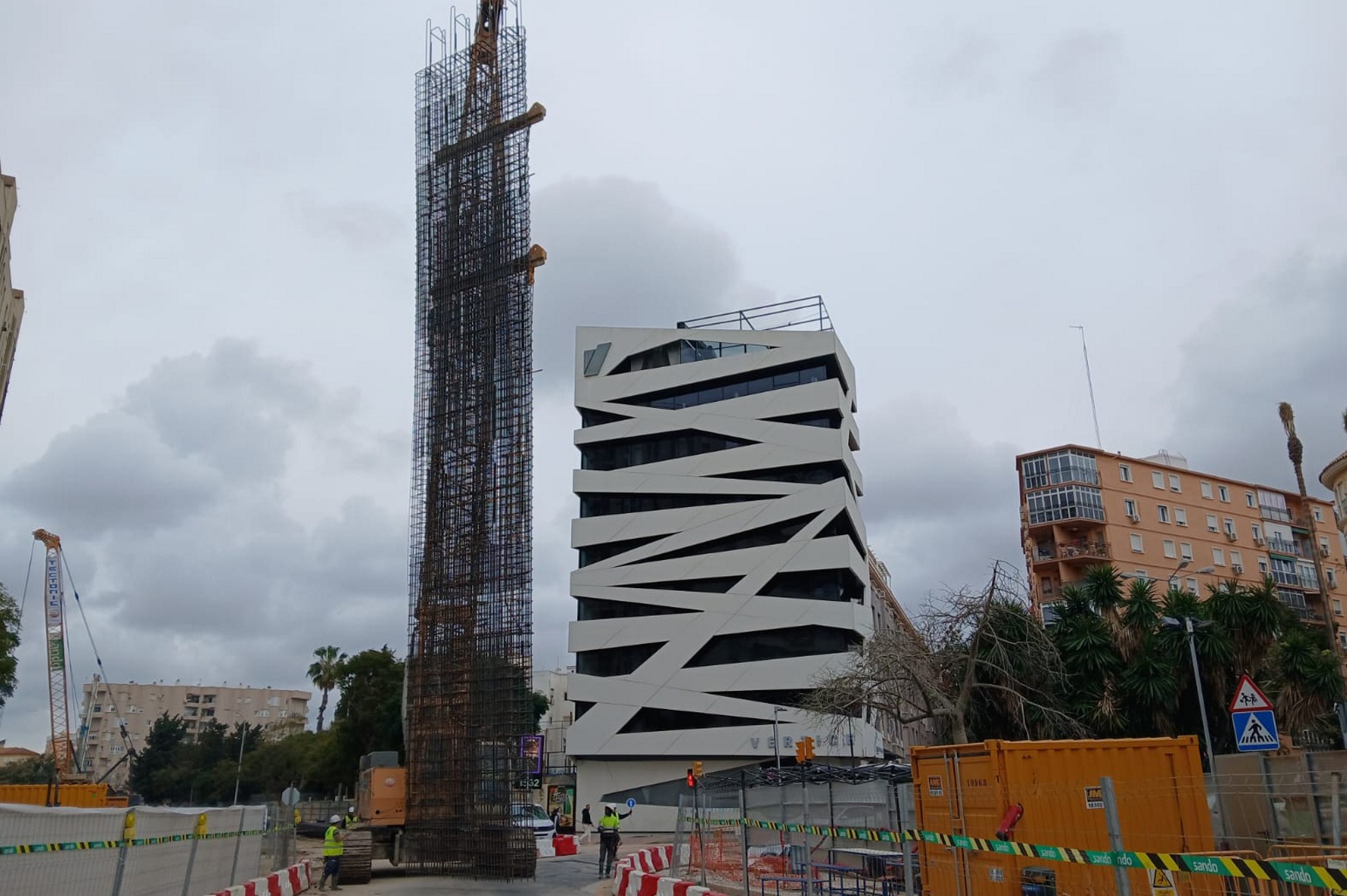 Utilización de maquinaria pesada en la construcción de los muros pantalla del túnel.
