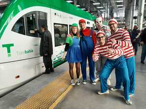 Usuarios del Trambahía en Carnaval.
