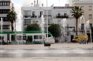 El Trambahía a su paso por Plaza del Rey zona de paso de procesiones