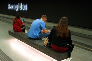Usuarios del Metro de Granada en la estación de Recogidas.