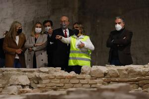 Los consejeros de Presidencia, Fomento y Cultura, junto al alcalde, visitan los restos, cuyo traslado y colocación ya han concluido