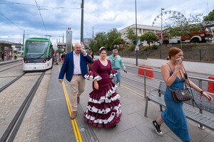 Usuarios llegando en metro al ferial junto a la parada Jaén