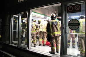 Ejercicios prácticos de bomberos en el Metro de Sevilla.