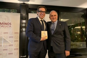 El director gerente de la Agencia de Obra Pública recoge el Premio.