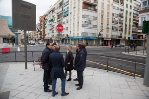 La consejera se pasea por la calle Arabial con el fin de supervisar el fin de las obras de reurbanización.