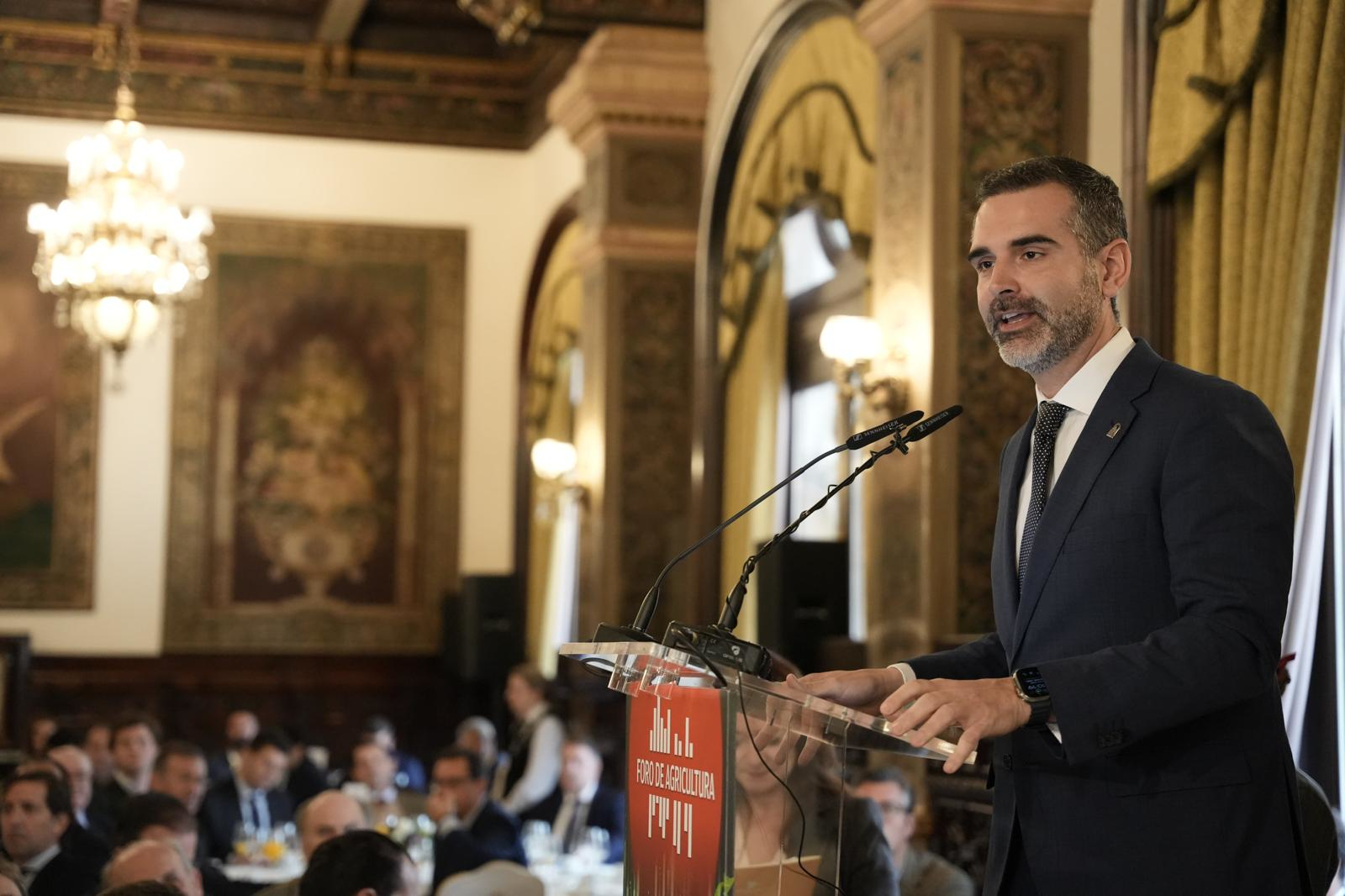 El consejero participa en el agroforo ‘Innovación en la agricultura para ganar en competitividad’