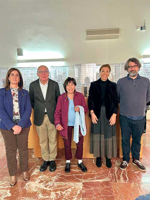 De izquierda a derecha: María Elena Sanz Ruiz, directora de la Biblioteca Pública Provincial; Justo Navarro, director del Centro Andaluz de las Letras; Amalia Romero, cofundadora de la colección de poesía El Bardo; Tania Barcelona, delegada de Turismo, Cultura y Deporte; y Fran G. Matute, comisario de la muestra. 