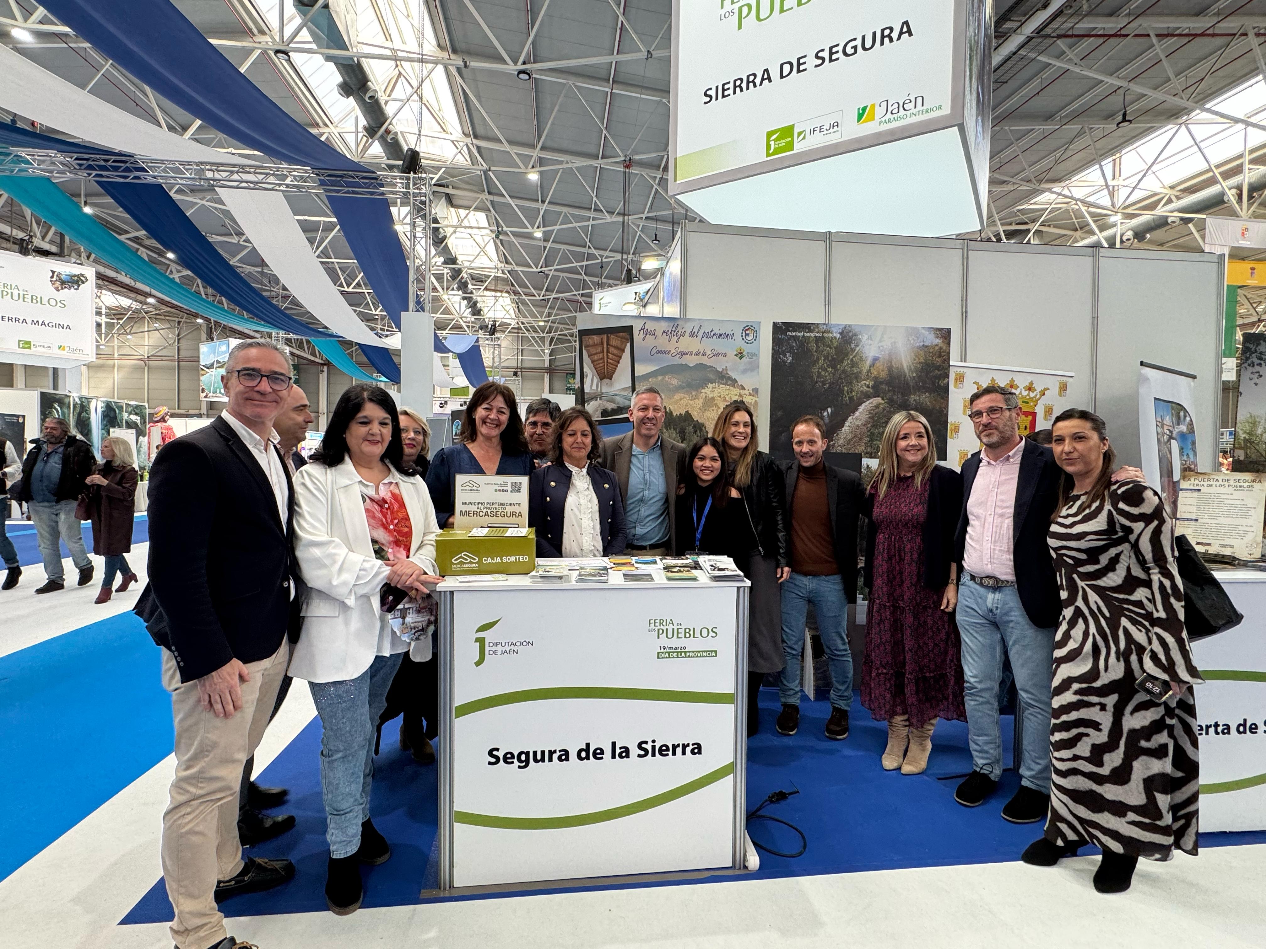 Catalina García ha visitado la Feria de los Pueblos de Jaén, junto con diputados y alcaldes de municipios de la provincia.