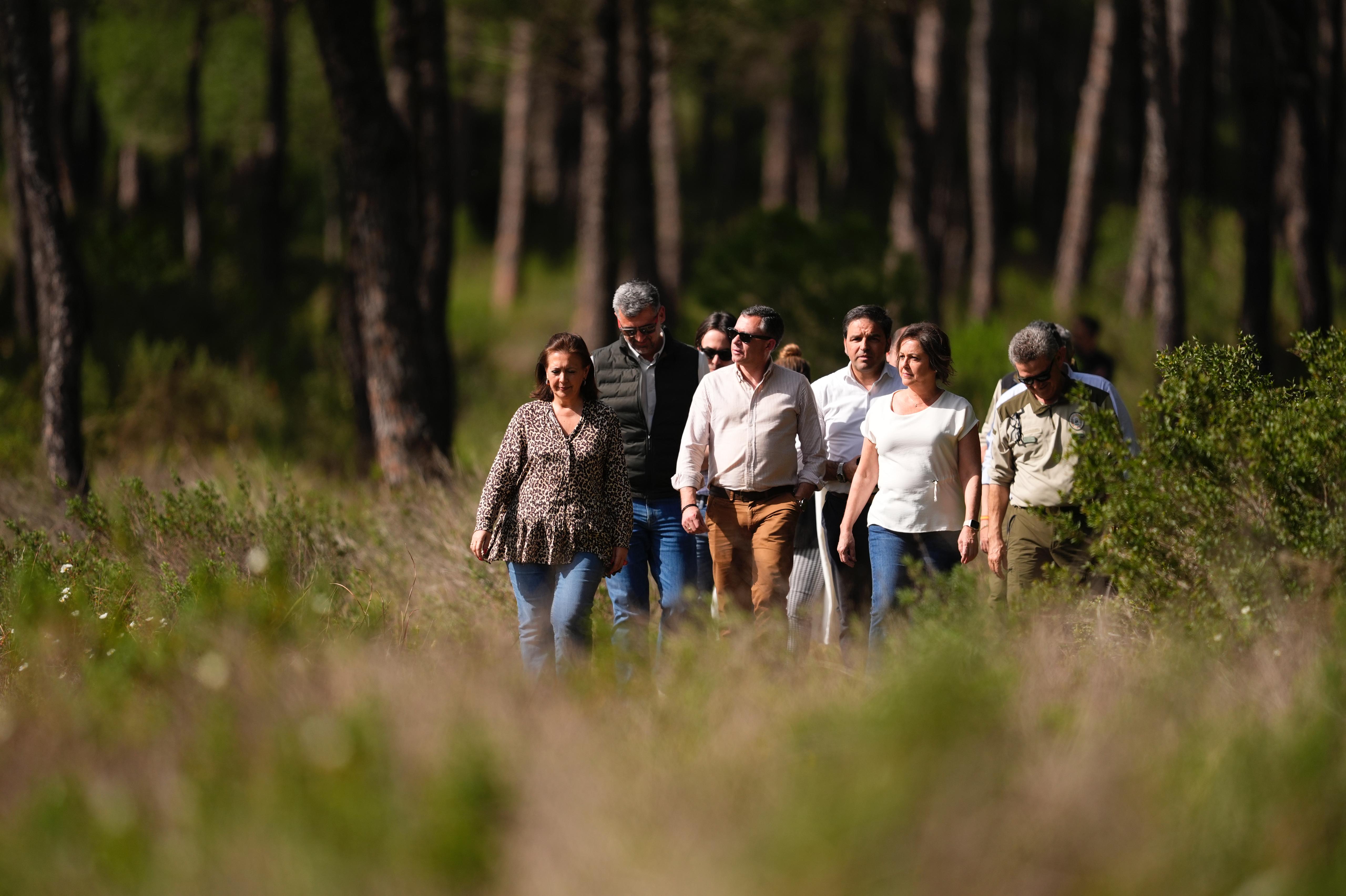 Catalina García ha visitado este lunes el Espacio Natural de Doñana, en el término municipal de Hinojos (Huelva).