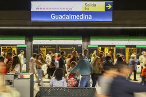 Usuarios del Metro de Málaga en la estación de Guadalmedina.