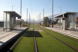 Una parada a lo largo del recorrido de la infraestructura del tranvía de Jaén.