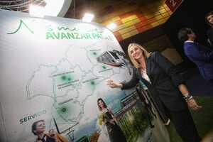 La consejera e Fomento visita el stand de losFerrocarriles Metropolitanos en el RailLive! de Málaga.