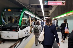 Viajeros de metro en la nueva estación de Atarazanas.
