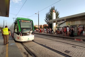Usuarios del Metro de Granada durante la Feria del Corpus.