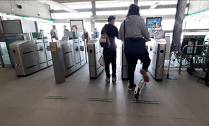 Las estaciones de metro de Sevilla acogerán los aparcapatinetes.