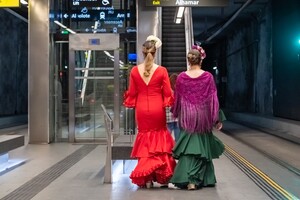 Usuarias del Metro de Granada durante la Feria del Corpus.