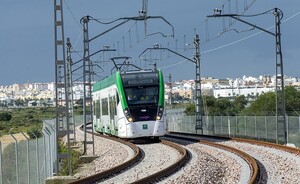La parada Tes Caminos está ubicada en el tramo interurbano del tranvía de la Bahía de Cádiz.