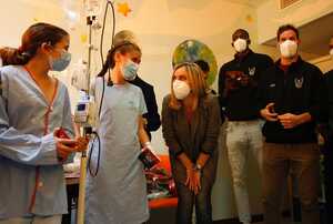 La consejera y los jugadores de la Fundación Club Baloncesto Granada, a un grupo de niños que permanecen ingresados en el centro hospitalario. 