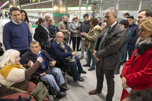Visita de colectivos de personas discapacitadas al metro de Málaga.