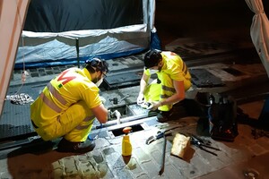 Operarios de mantenimiento del Metro de Granada.