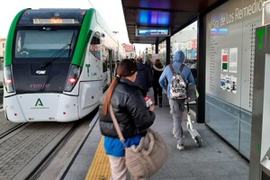 Usuarios del TramBahía en la parada de Nuestra Señora de los Remedios.