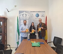 El coordinador del IAJ en Sevilla, con representantes municipales de Almadén de la Plata 