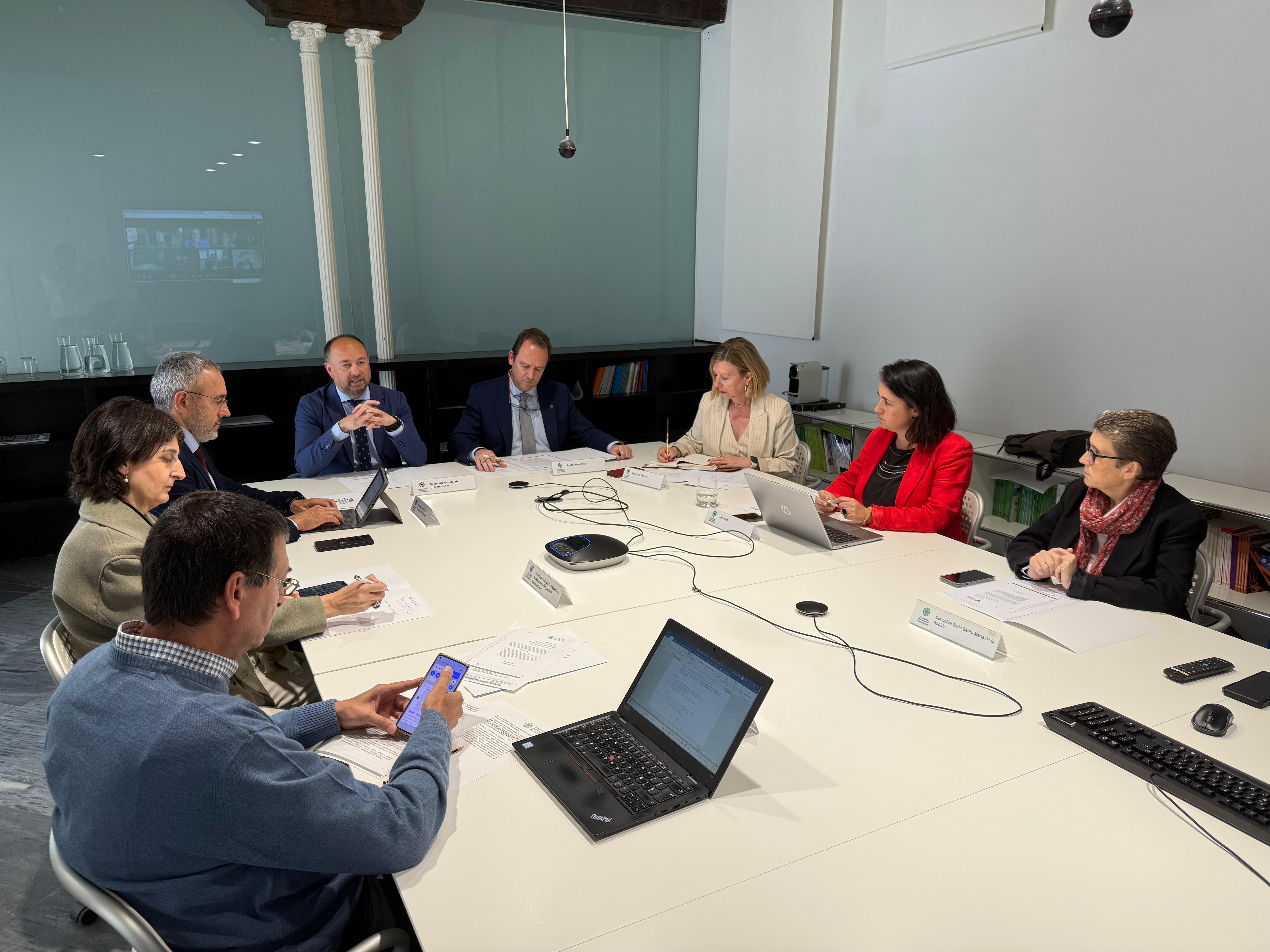 Ramón Herrera durante la reunión del patronato de la UNIA