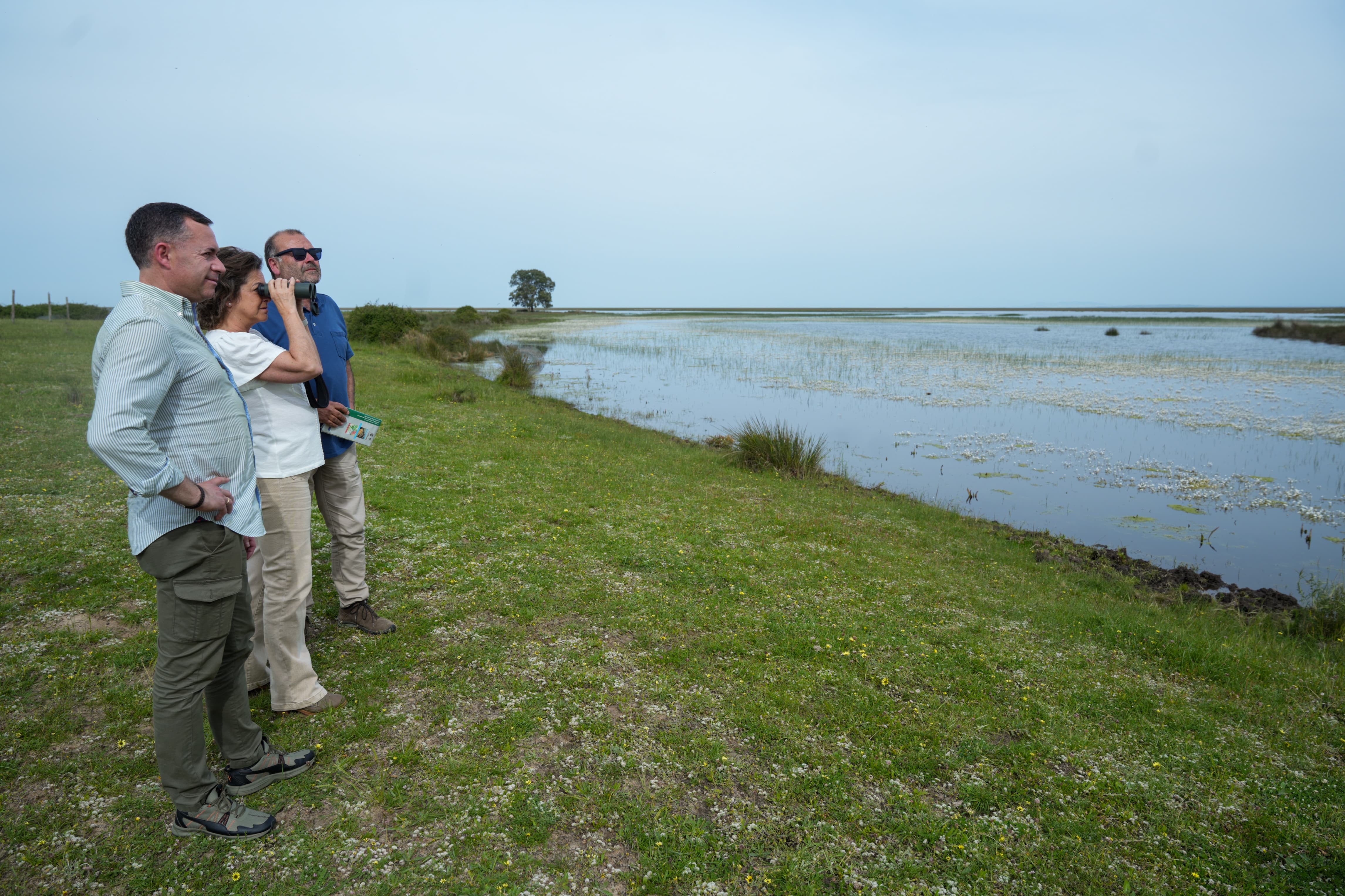 La consejera ha visitado las marismas de Doñana, que han recuperado su esplendor.