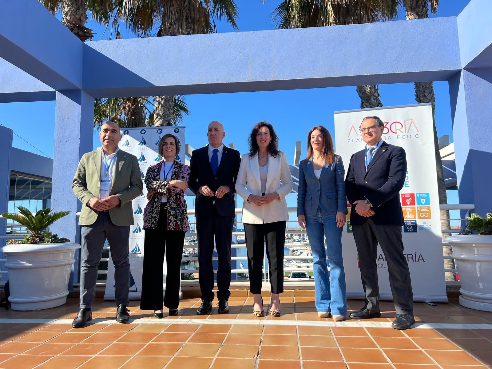 El delegado territorial junto al resto de autoridades en la jornada sobre economía azul.