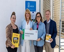 Acto de entrega de la placa que reconoce al CIJ del Ayuntamiento de Huelva como centro gestor del Carné Joven