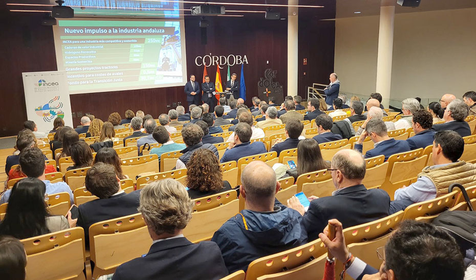 El consejero de Industria, Energía y Minas, Jorge Paradela, en la presentación en Córdoba de las nuevas ayudas para la industria financiadas con fondos FEDER.