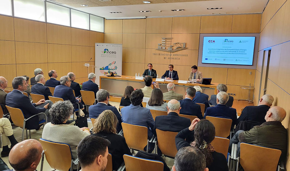 El consejero de Industria, Energía y Minas, Jorge Paradela, durante la presentación en la sede de la CEA de los nuevos Incentivos Integrados de Competitividad y Energía para las empresas industriales.