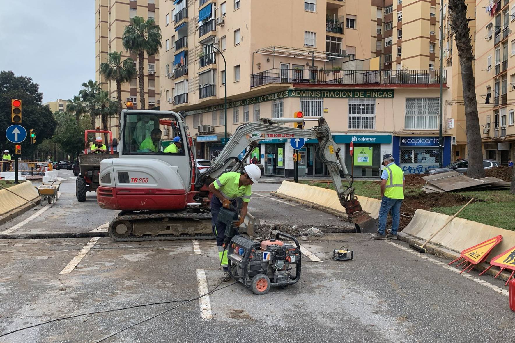 Trabajos de acondicionamiento en la Glorieta Las Chapas de Málaga.
