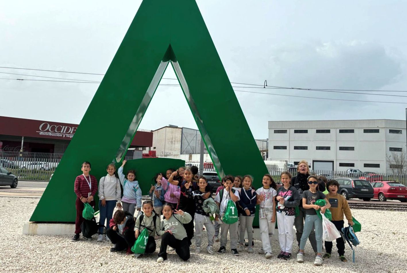 Escolares en las dependencias del Trambahía.