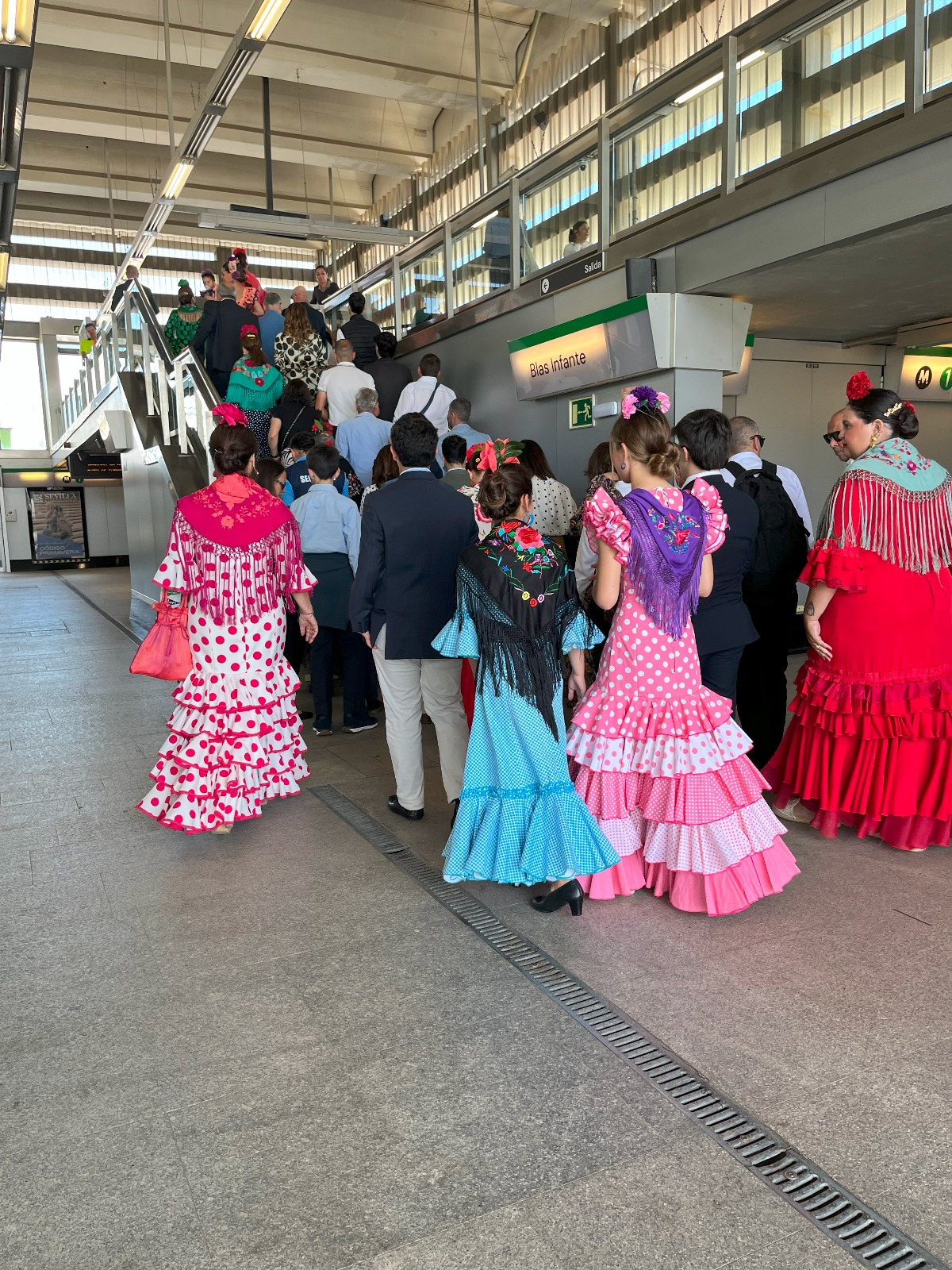 Usuarios del metro de Sevilla durante la Feria de Abril.