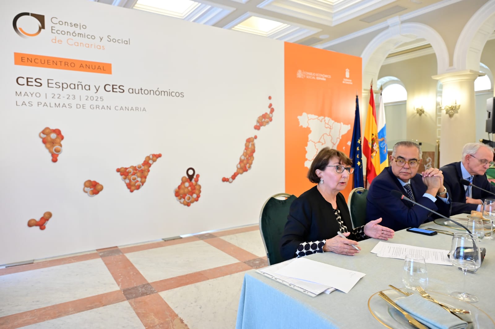 Los presidentes del CES de España (c) y de Canarias (d), junto a Carmen González Enríquez, investigadora principal del Real Instituto Elcano