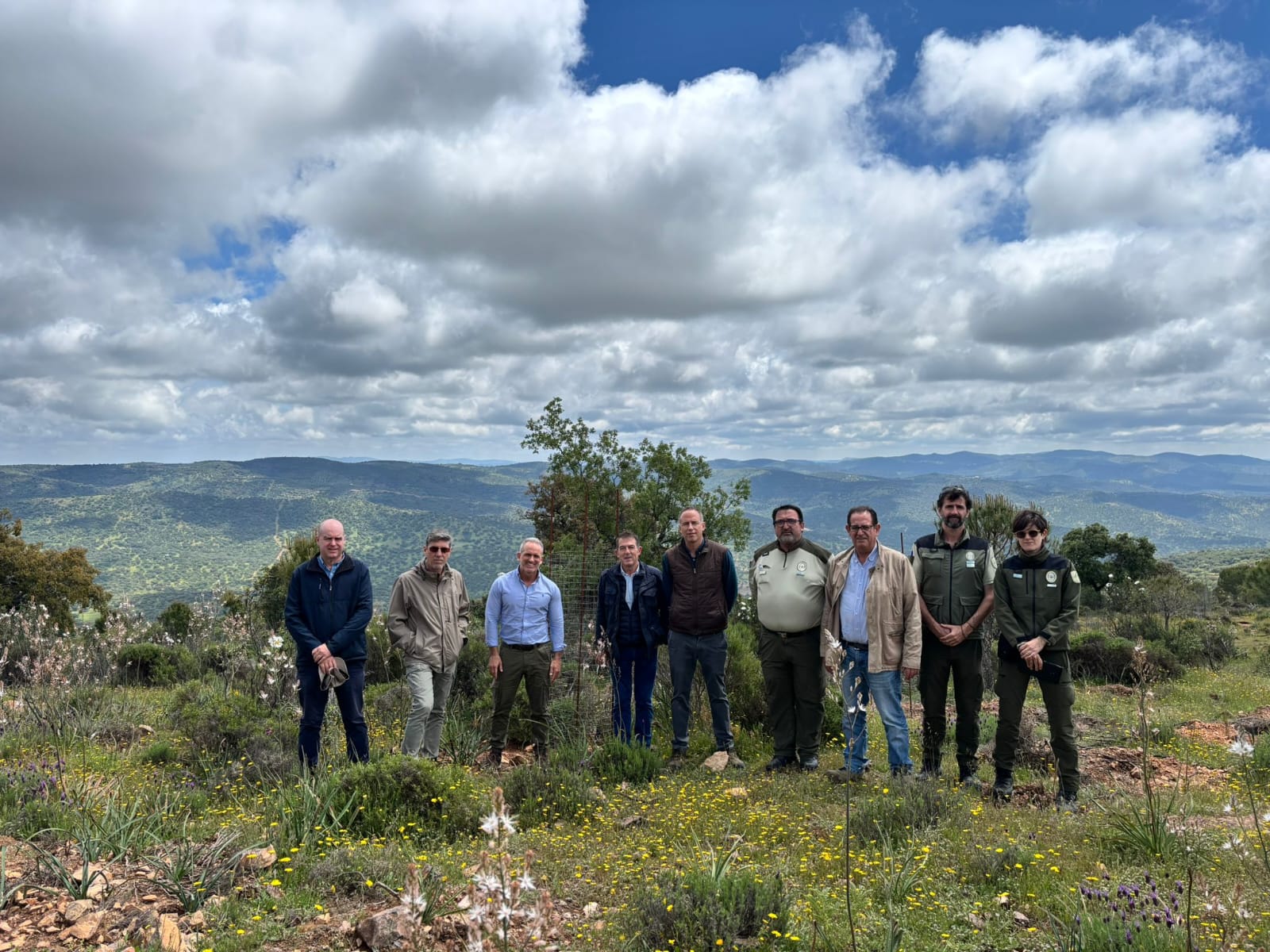 El delegado ha estado acompañado durante la visita del alcalde de Villanueva del Rey, Javier Murillo.