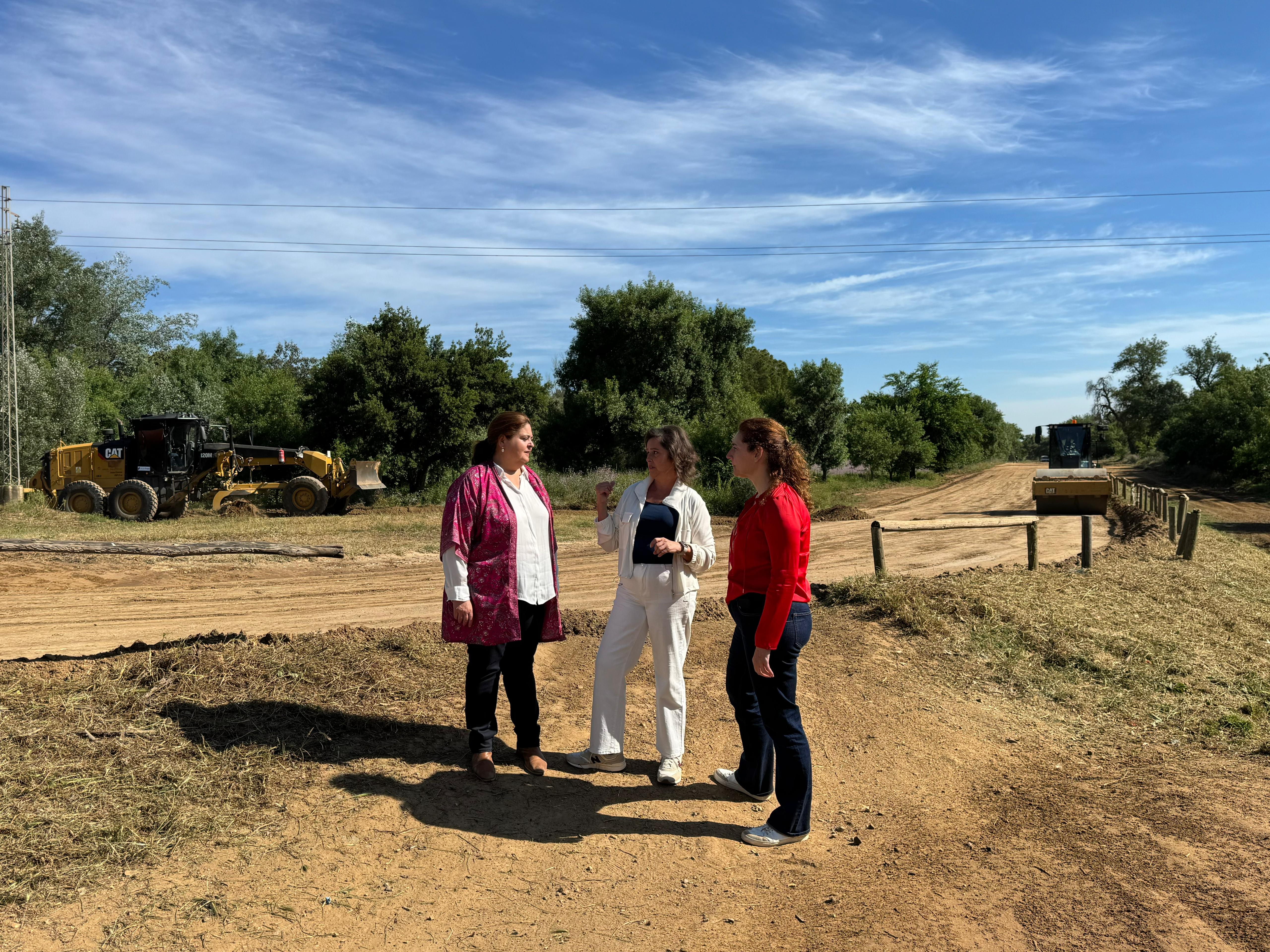Catalina García, durante su visita, entre otros, al Vado del Quema.