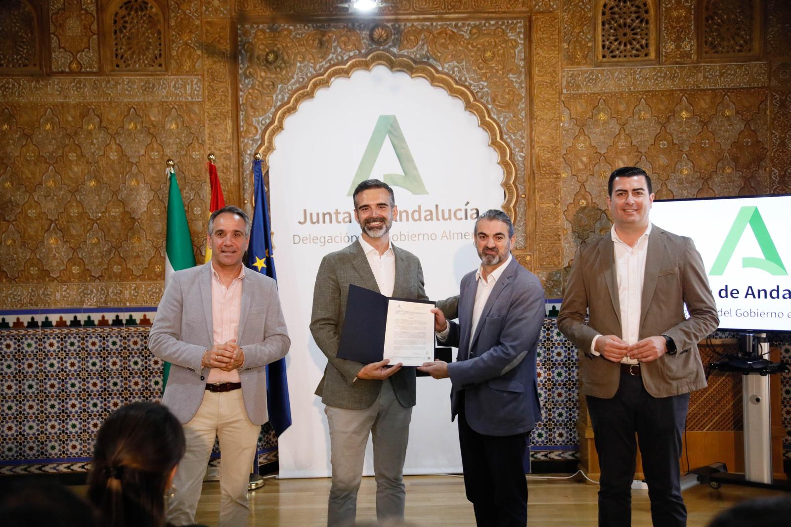 Fernández-Pacheco entrega la resolución de concesión