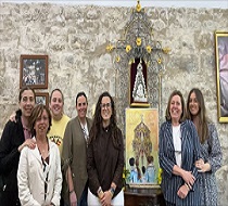 La responsable provincial del IAJ con la Hermandad del Rocío de Baeza