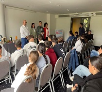 Los jóvenes atienden los consejos que ofrecen la nutricionista y el cocinero