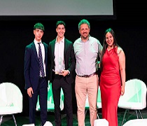 El asesor provincial del IAJ en Sevilla en la entrega del Premio Insitu Revelacion a Marcos Sosa