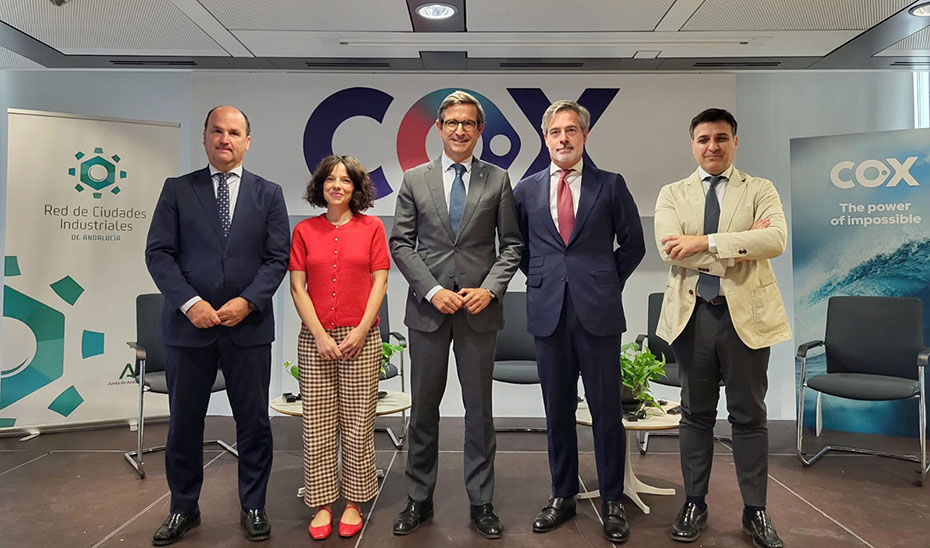 El consejero de Industria, Energía y Minas, Jorge Paradela, en una foto de familia en la inauguración de las III Jornadas de Tecnologías Sostenibles organizadas por COX en Sevilla.