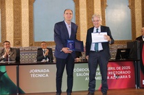 Carlos Ruiz-Frutos recibe su distinción.