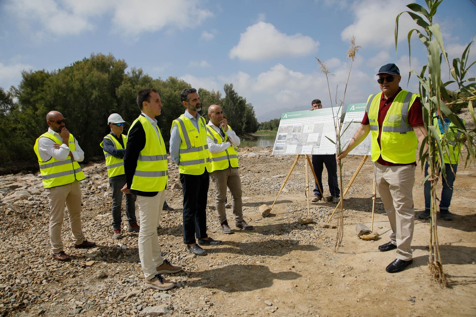 El consejero visita las obras de restauración del cauce del río Antas