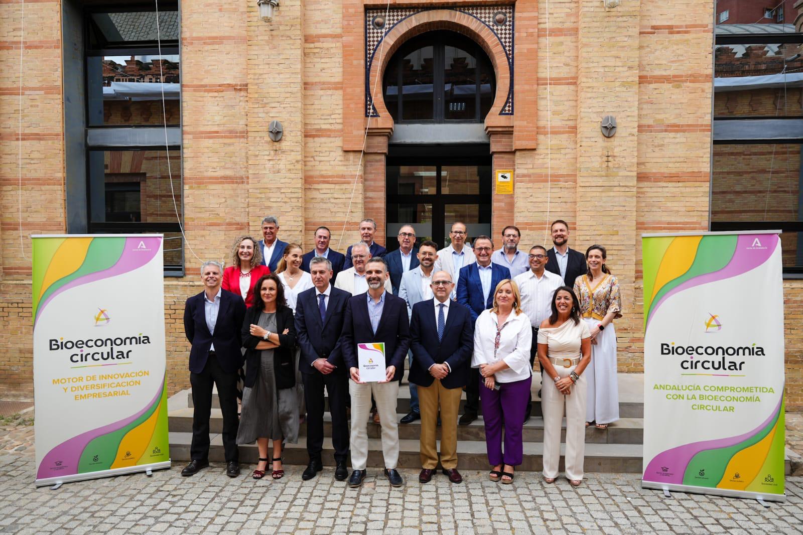 Foto de familia en la constitución del Clúster