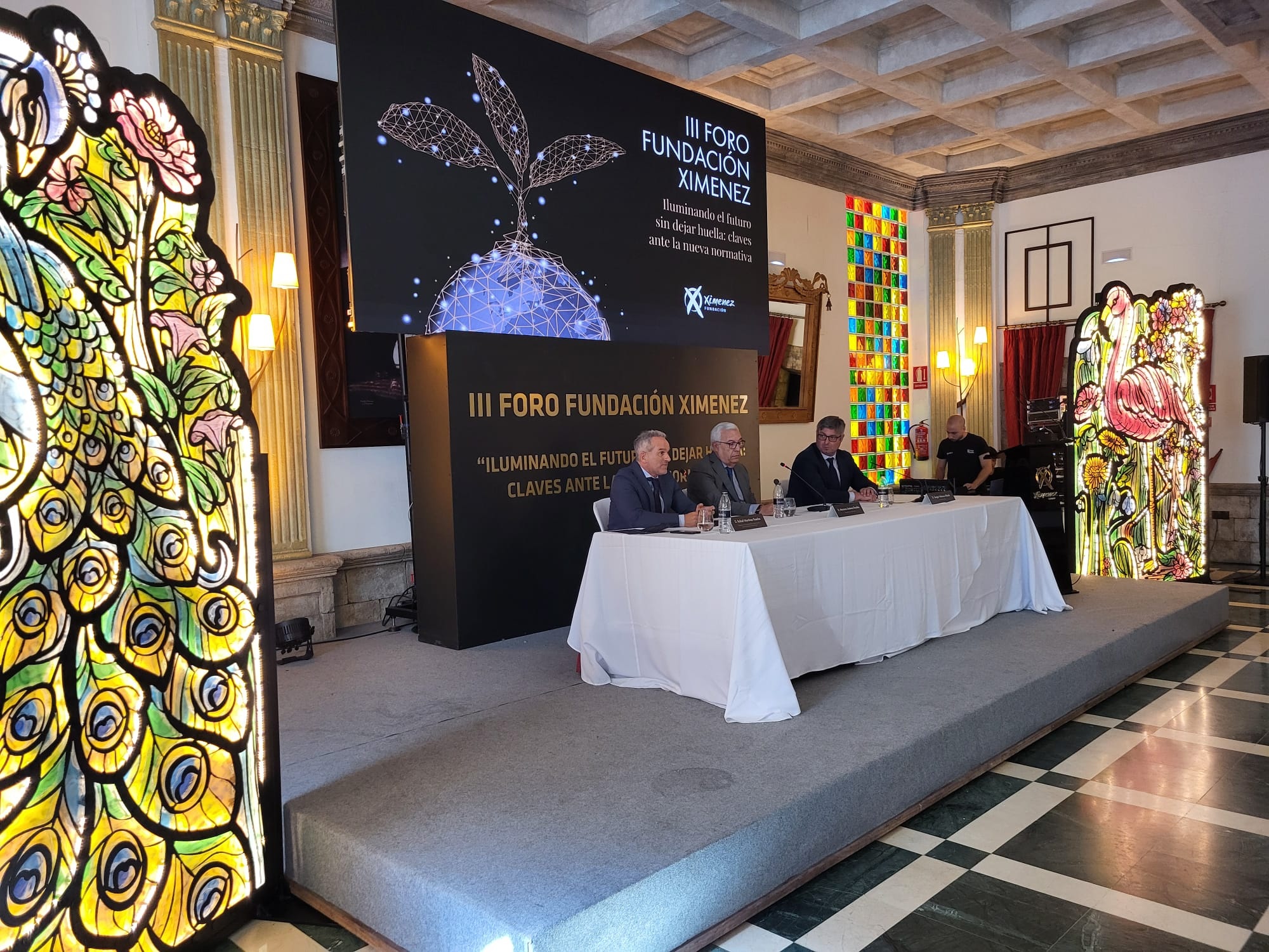 Rafael Martínez ha participado en el acto inaugural del III Foro Fundación Ximénez, acompañado por el alcalde de Puente Genil, Sergio Velasco.